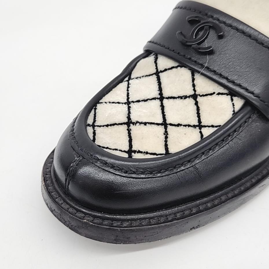 Chanel Loafers – Calfskin Leather – Black