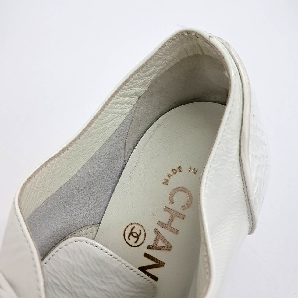 Chanel Pumps – Leather – White and Black