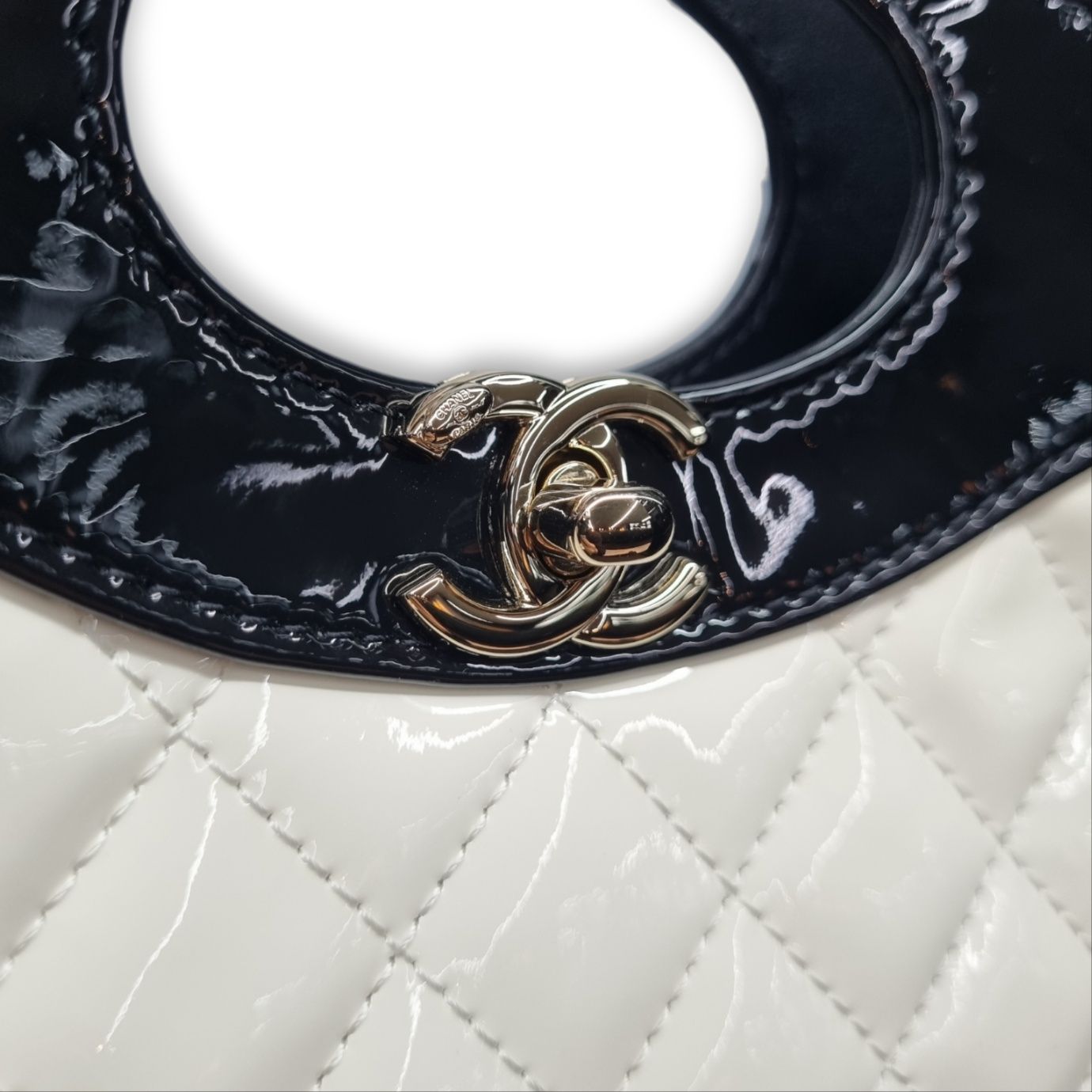 Chanel 31 – Patent Leather – Black and White – Gold Hardware
