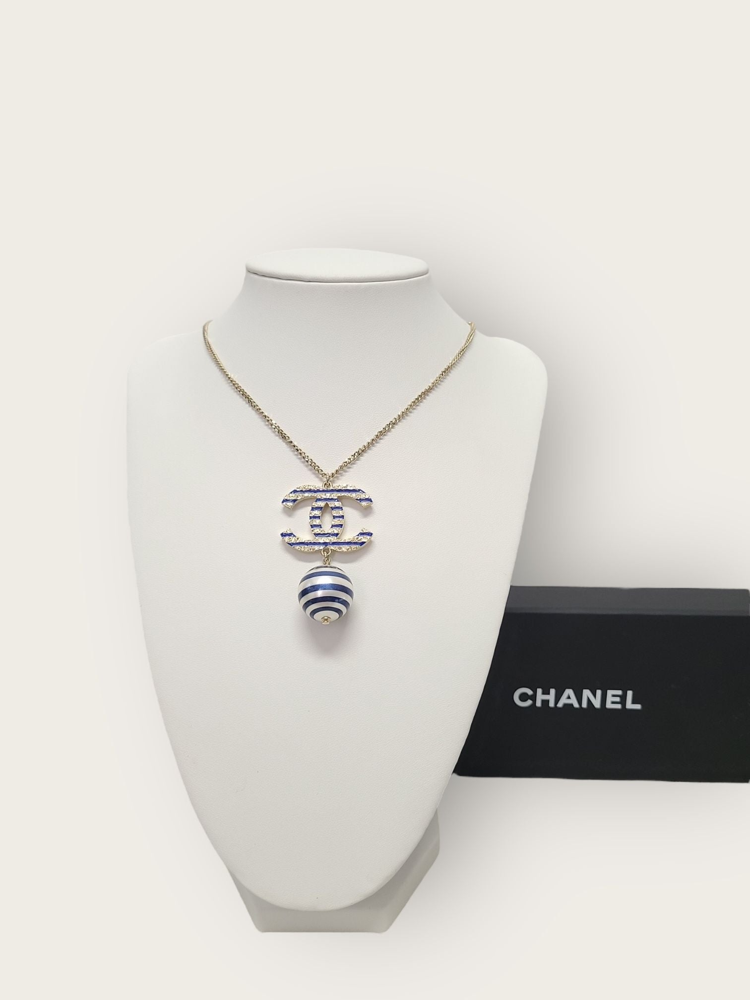 Chanel Necklace – Pearl – Blue