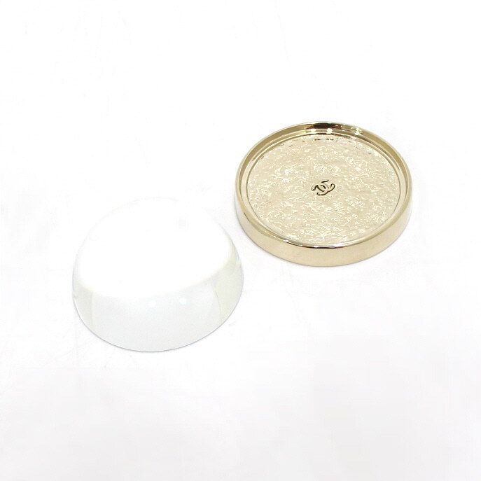Magnifier with CC Logo