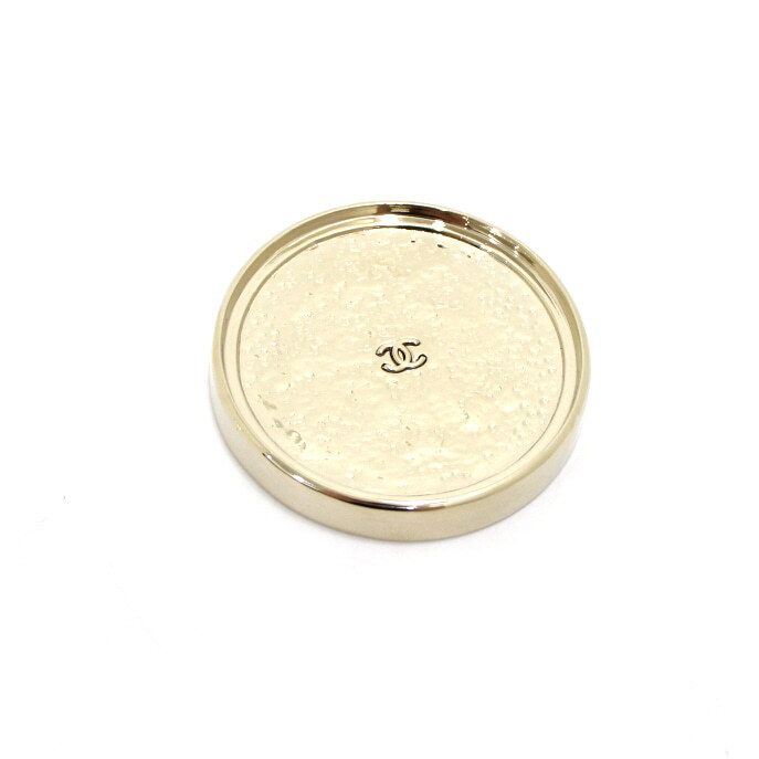 Magnifier with CC Logo