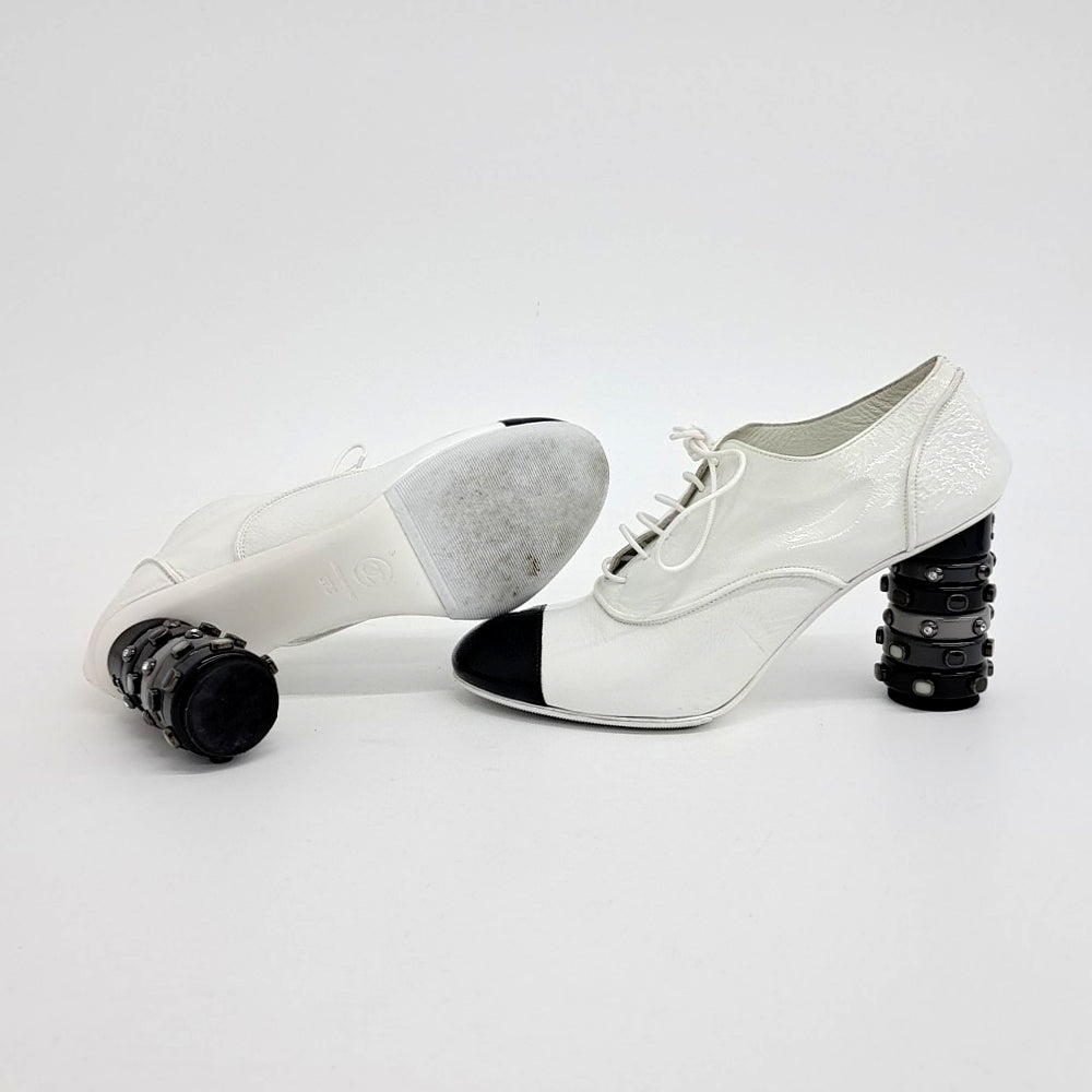Chanel Pumps – Leather – White and Black