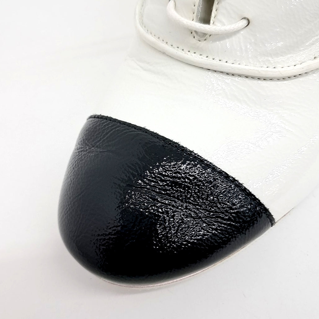 Chanel Pumps – Leather – White and Black