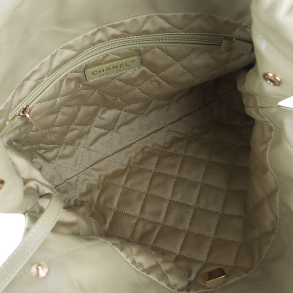 Chanel 22 – Calfskin Leather – White – Gold Hardware