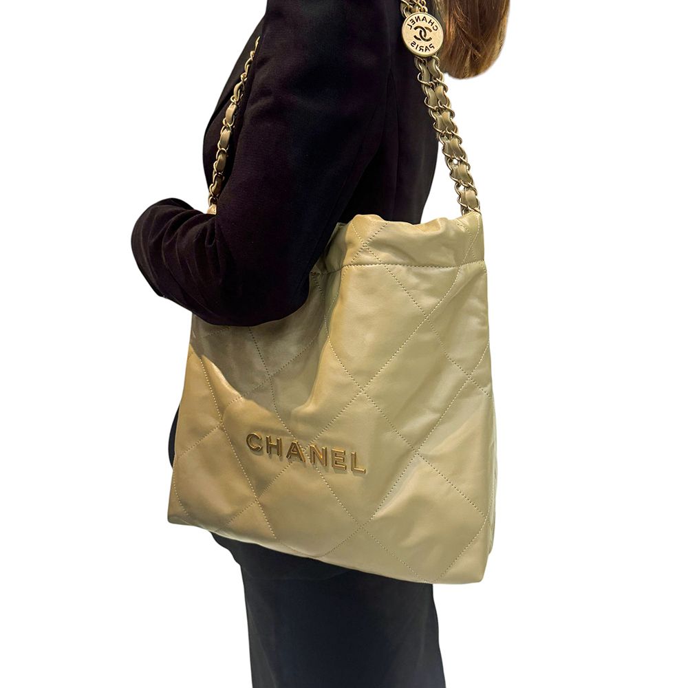 Chanel 22 – Calfskin Leather – White – Gold Hardware