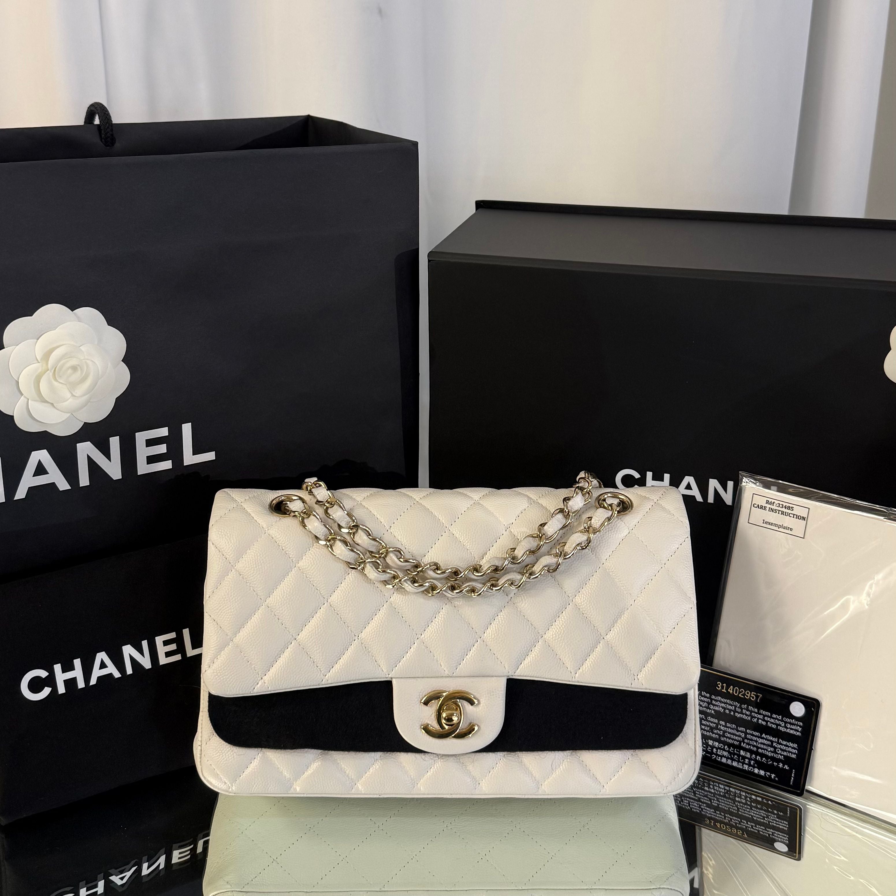 Classic Medium Flap Bag White A01112