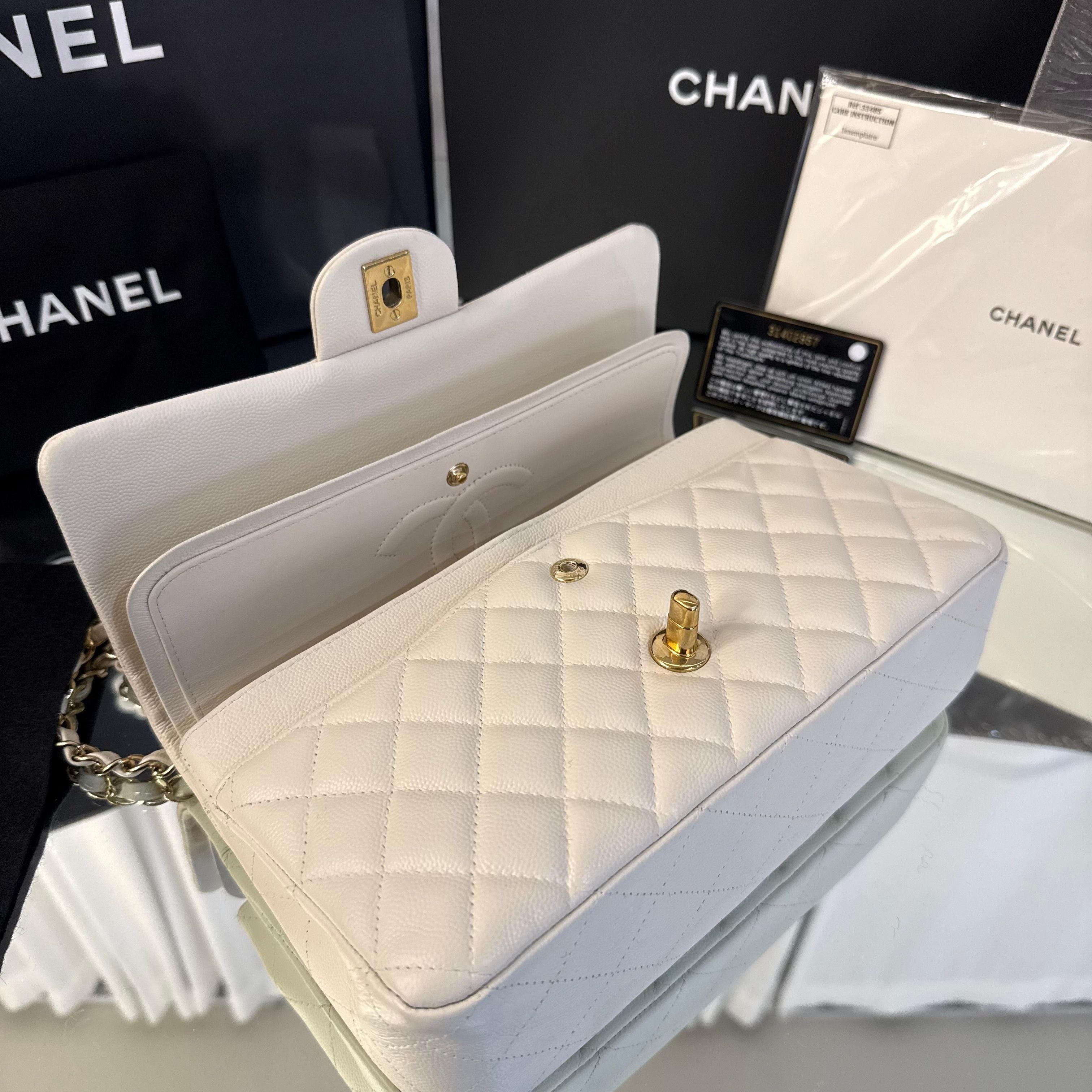 Classic Medium Flap Bag White A01112