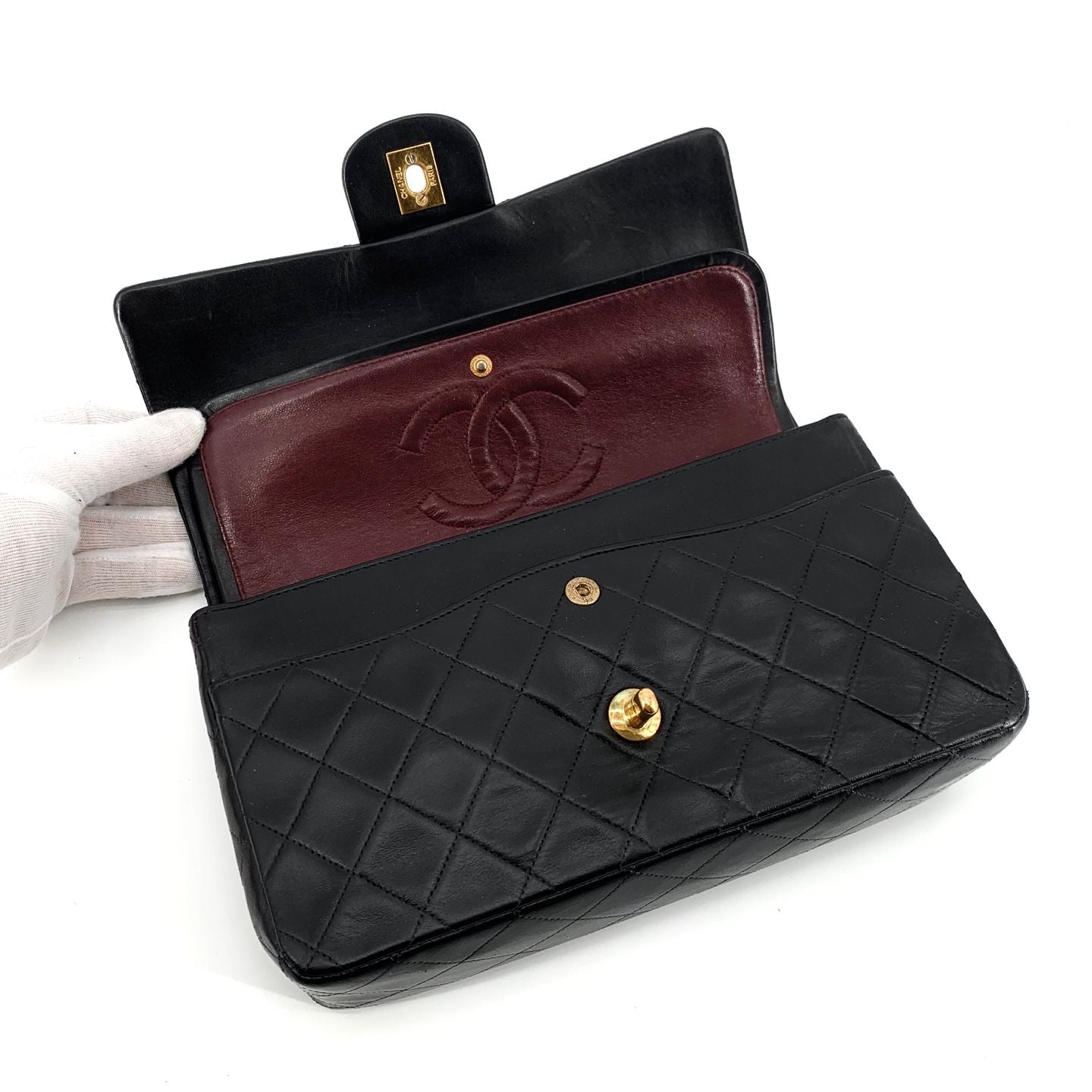 Classic Medium Shoulder Bag