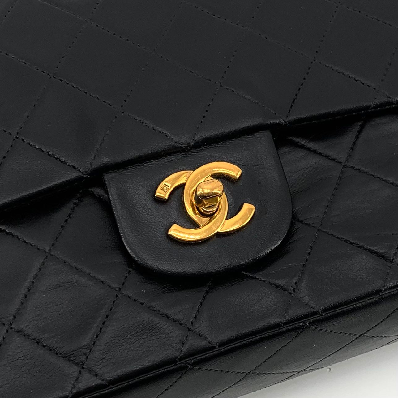 Classic Medium Shoulder Bag