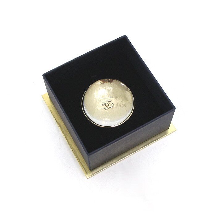 Magnifier with CC Logo